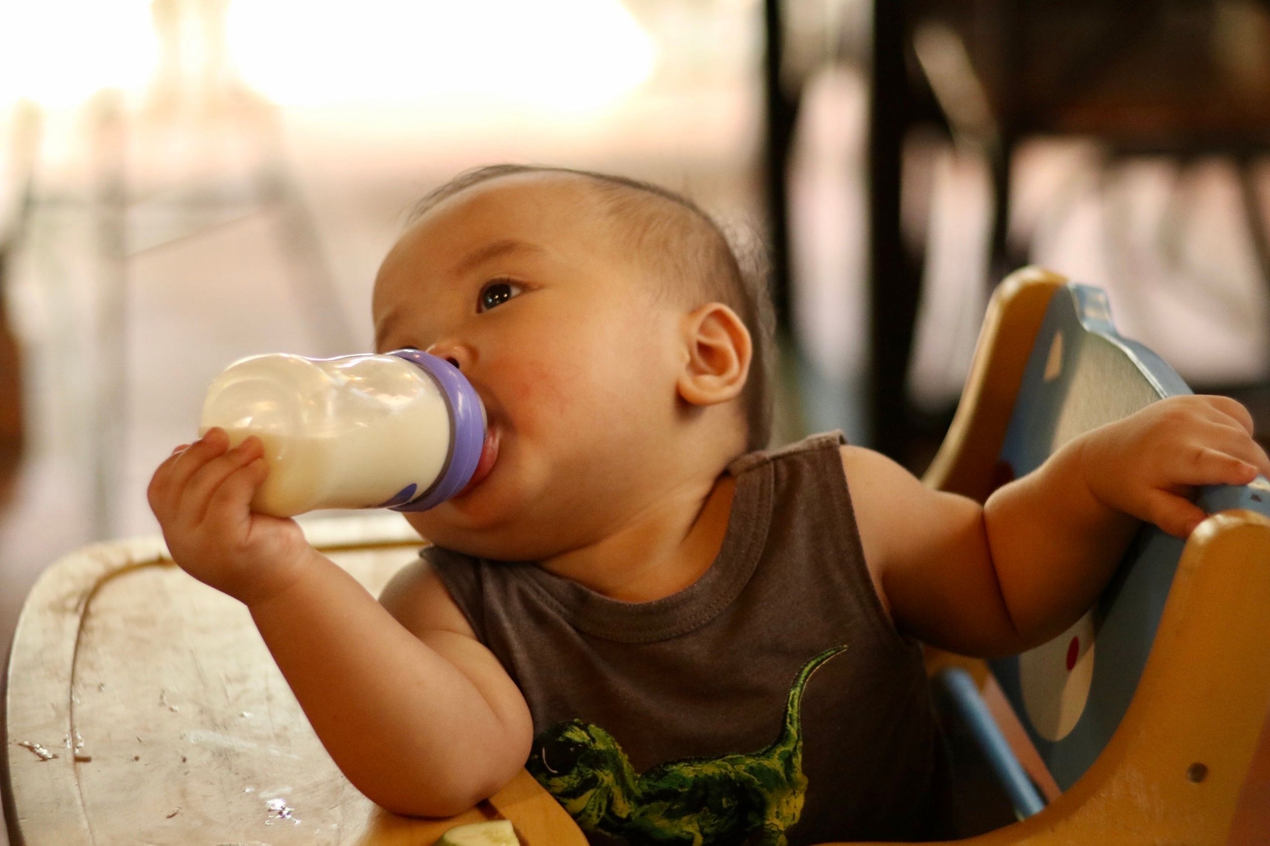 Lait de croissance à 1 an : pourquoi 500 ml par jour et comment bien choisir en pharmacie belge
